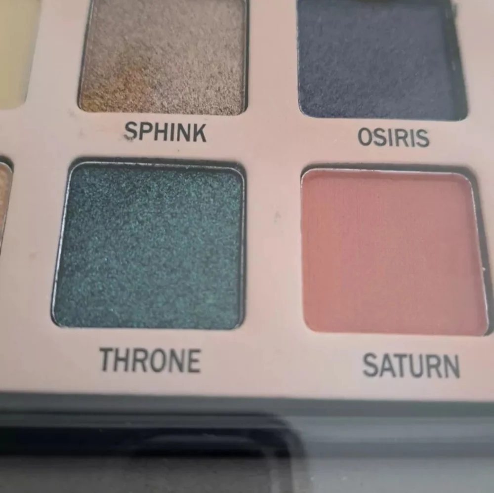 Monica Eyeshadow Palette 12 Shades Matte & Metallic Regular Size